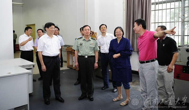 省委常委、省军区司令员黄跃进现场查看德赢实验室