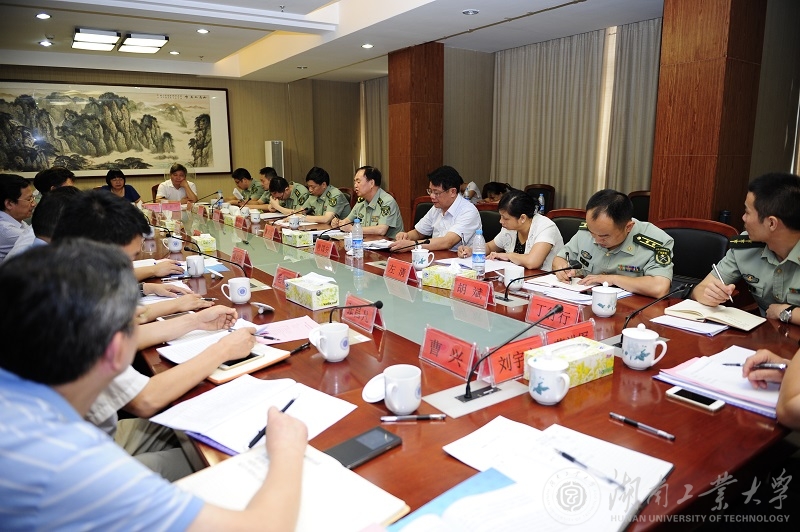 省委常委、省军区司令员黄跃进在330会议室听取德赢工作汇报