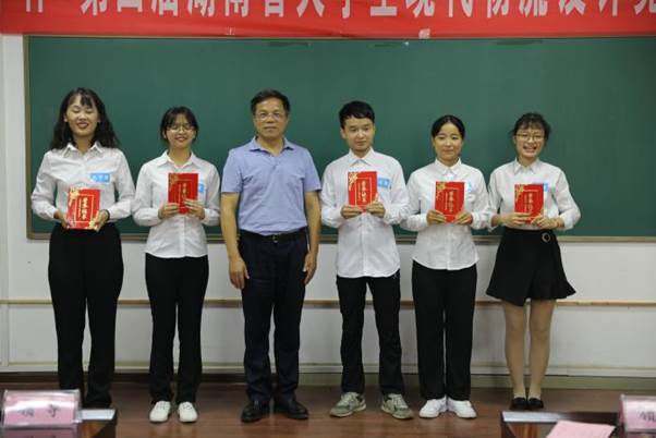 11、学校党委书记谭益民教授为一等奖团队颁奖