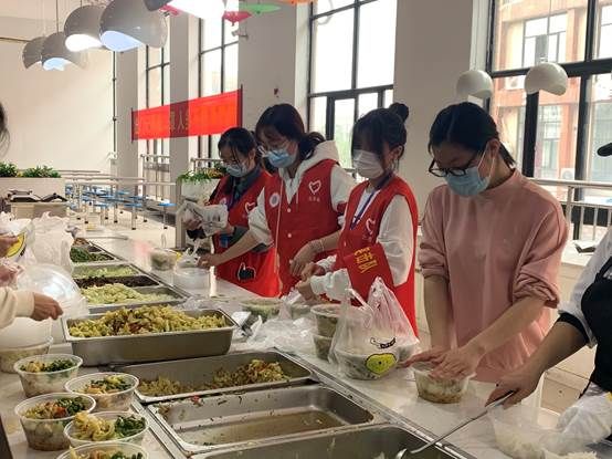 一群人在厨房里做食物描述已自动生成