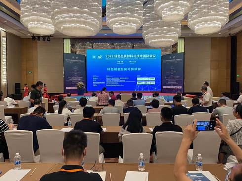 会议室里的人们描述已自动生成