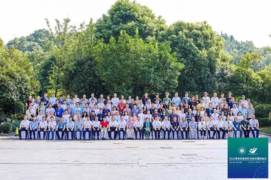 一群人在广场上描述已自动生成