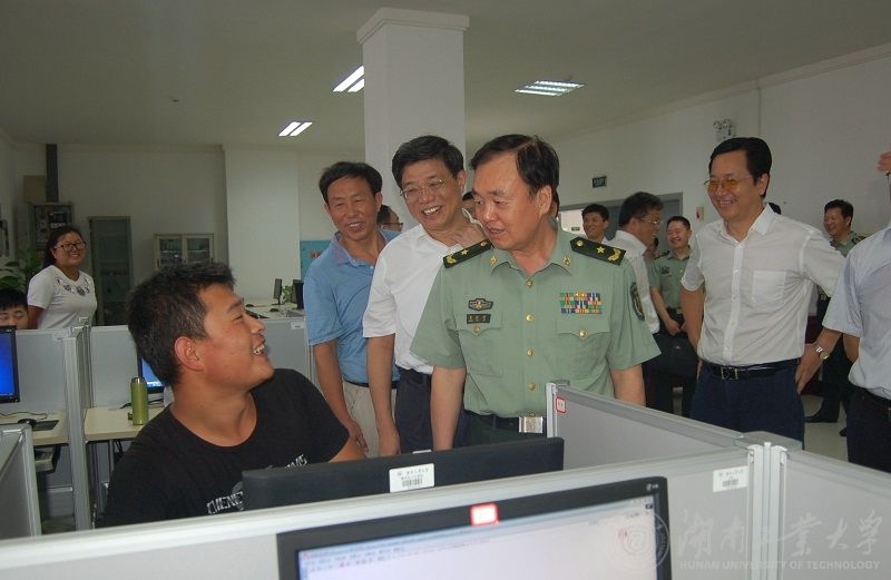 在图书馆电子阅览室，省委常委、省军区司令员黄跃进与德赢学生亲切交谈