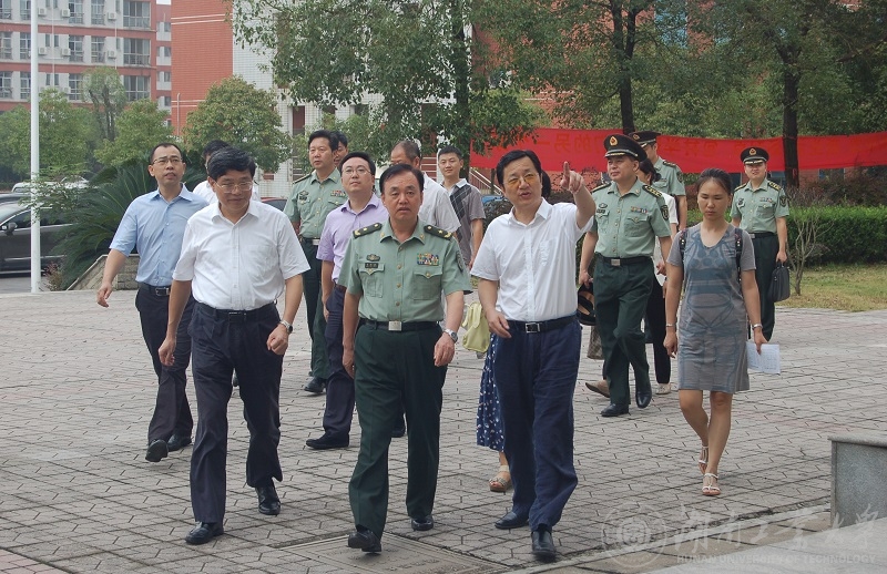 省委常委、省军区司令员黄跃进（左二）现场查看德赢校园