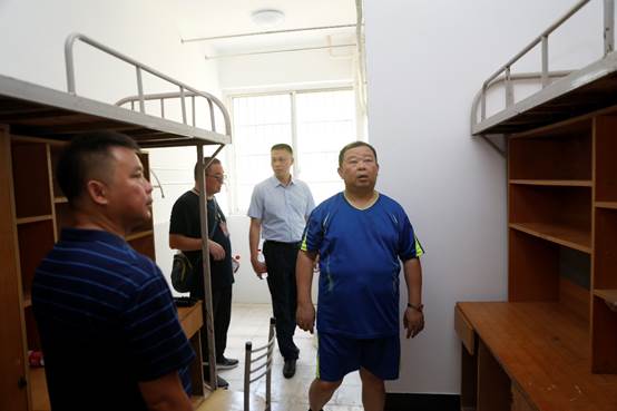 男人们站在一起中度可信度描述已自动生成