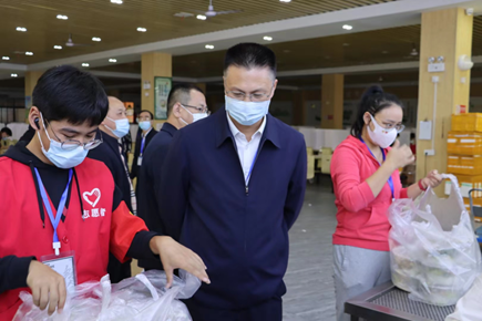 人们在看台上的人和穿西装低可信度描述已自动生成