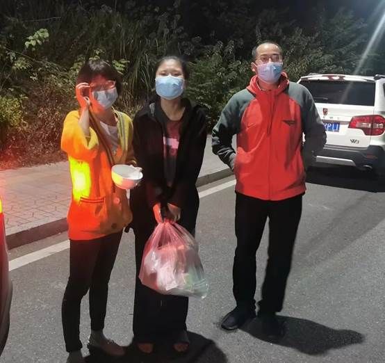 男人和女人站在路上走描述已自动生成