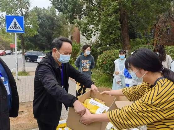 图片包含 户外, 人, 男人, 人们描述已自动生成