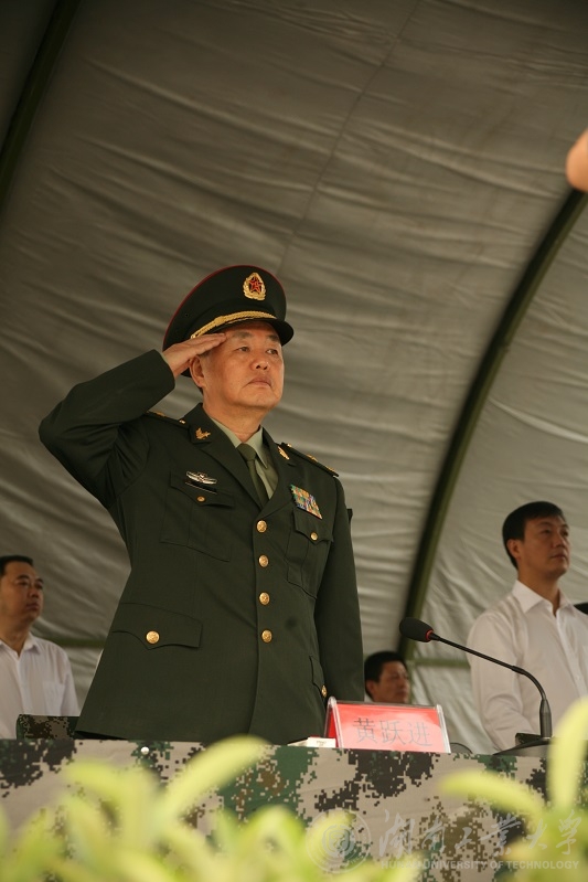 省委常委、省军区司令员黄跃进少将在主席台检阅受阅方队（舒杨 摄）