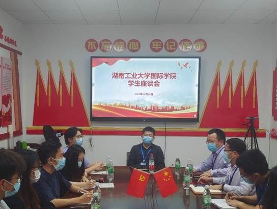 一群人在餐厅里描述已自动生成