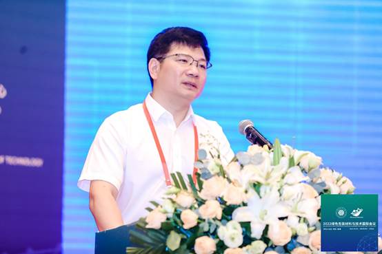 穿蓝色上衣的女人在摆拍低可信度描述已自动生成