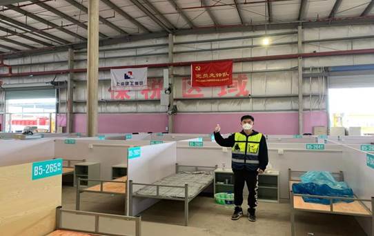 人在商店里 中度可信度描述已自动生成