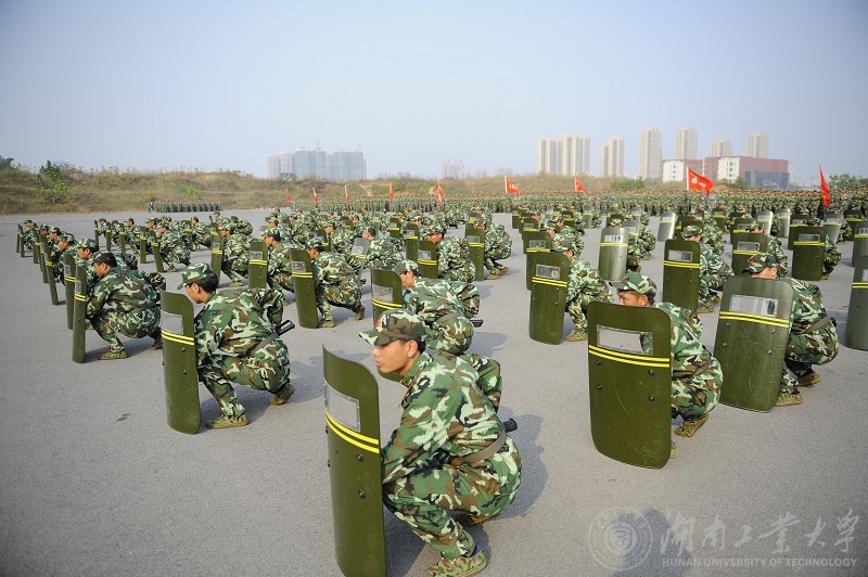 德赢新生表演警棍盾牌操（马春华 摄）