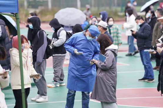 一群人在跳舞中度可信度描述已自动生成