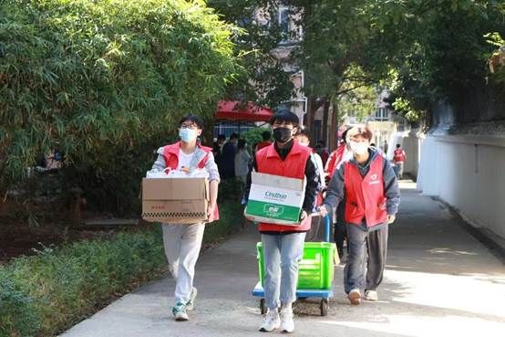 人站在路上走描述已自动生成