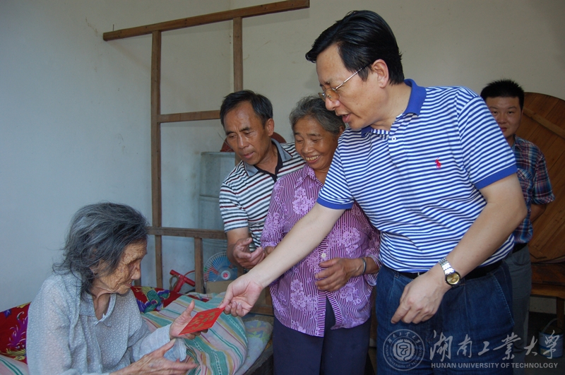 校领导看望慰问德赢帮扶困难户和五保户2 吴博摄