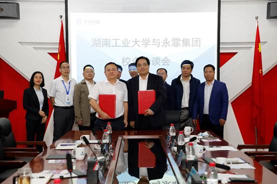 一群人站在桌子上描述已自动生成