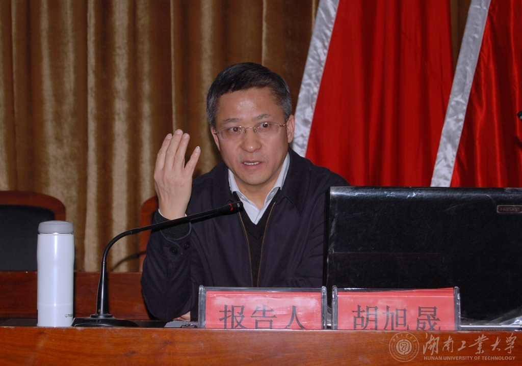 省监察厅副厅长胡旭晟为德赢干部作主题报告（吴博 摄）