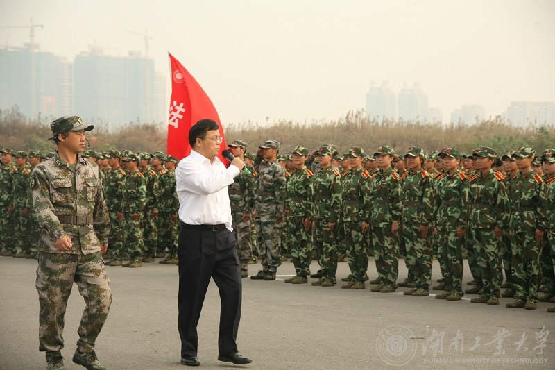 校长谭益民在阅兵总指挥的陪同下对军训各受阅方队进行了检阅（舒杨 摄）
