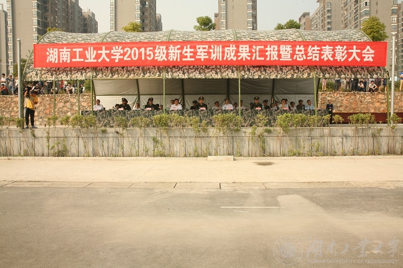 德赢举行2015级新生军训成果汇报暨总结表彰大会（舒杨 摄）