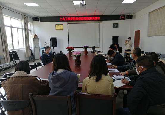 会议室里的人们 描述已自动生成