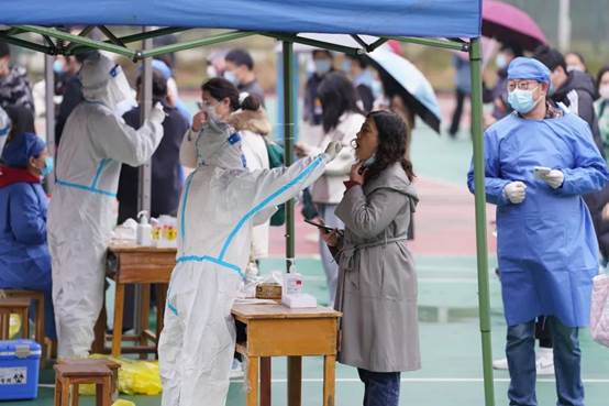 图片包含 人, 桌子, 站, 伞描述已自动生成