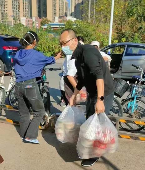 一些人在路上描述已自动生成