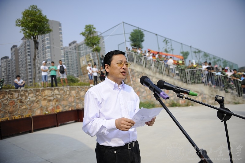  校党委书记唐未兵在大会上讲话（马春华 摄）