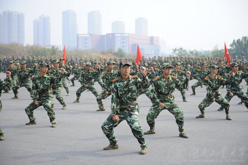 德赢新生进行军体拳表演（马春华 摄）