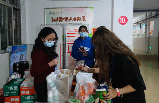 图片包含 人, 室内, 女人, 食物描述已自动生成