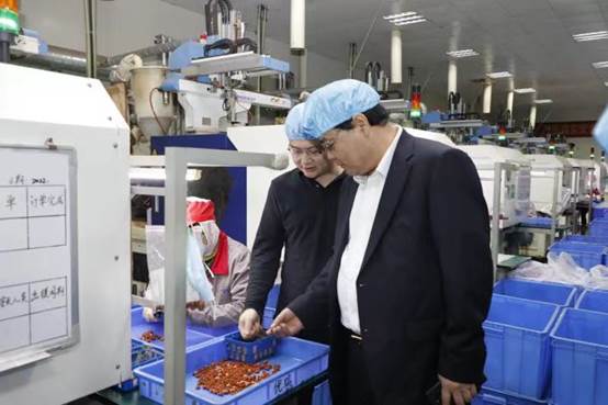 图片包含 室内, 男人, 人, 站描述已自动生成