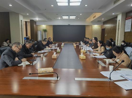 会议室里的人们 描述已自动生成