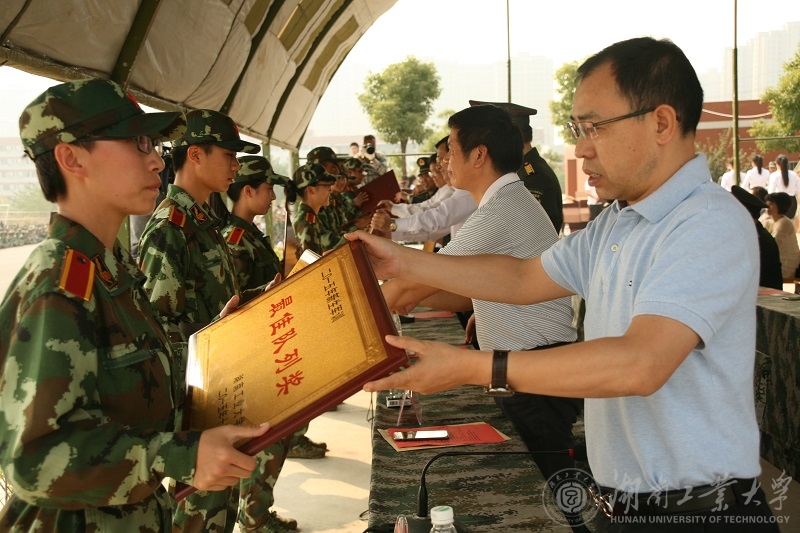 大会表彰了先进集体和个人,并颁奖（舒杨 摄）