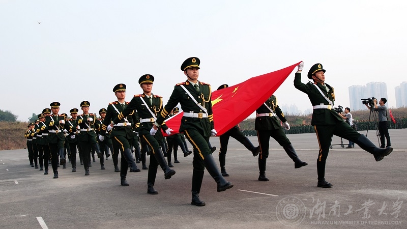 德赢国旗队走过主席台（陈刚 摄）