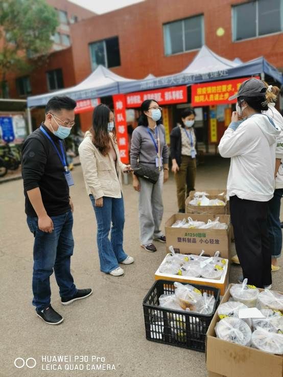 一群人在商店里描述已自动生成