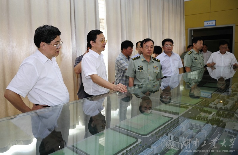 省委常委、省军区司令员黄跃进（左三）查看德赢校园规划